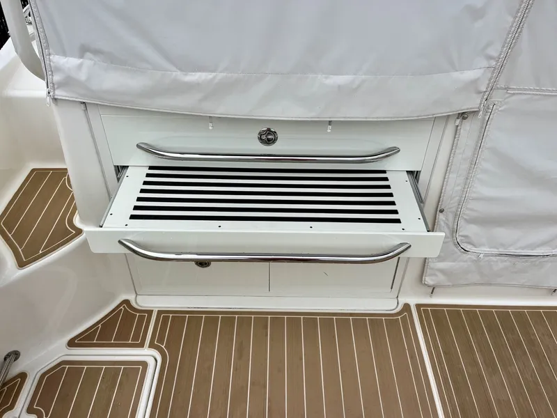Slide: The Image of Boston Whaler 345 CONQUEST 2019 - 19