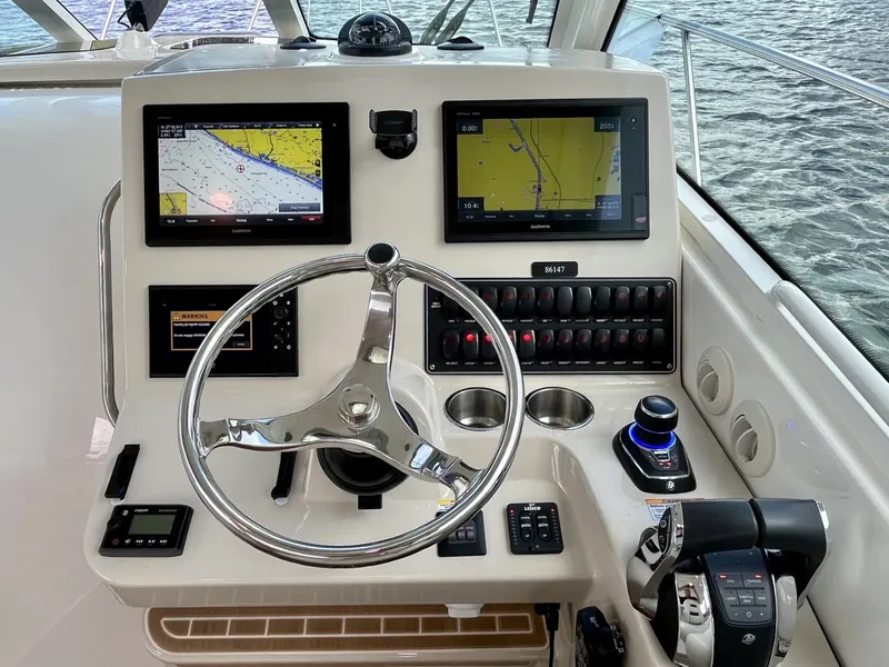 Slide: The Image of Boston Whaler 345 CONQUEST 2019 - 14