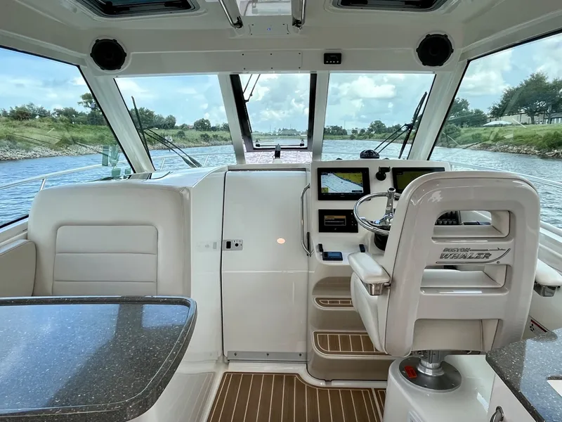 Slide: The Image of Boston Whaler 345 CONQUEST 2019 - 12