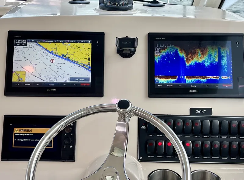Slide: The Image of Boston Whaler 345 CONQUEST 2019 - 15