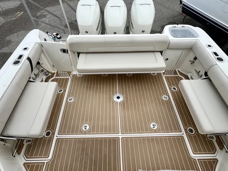 Slide: The Image of Boston Whaler 345 CONQUEST 2019 - 17