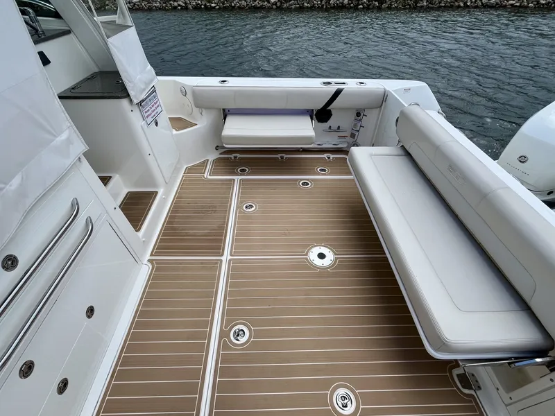 Slide: The Image of Boston Whaler 345 CONQUEST 2019 - 23