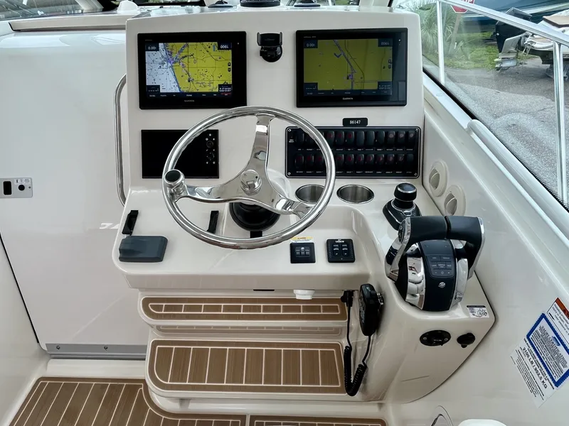 Slide: The Image of Boston Whaler 345 CONQUEST 2019 - 9