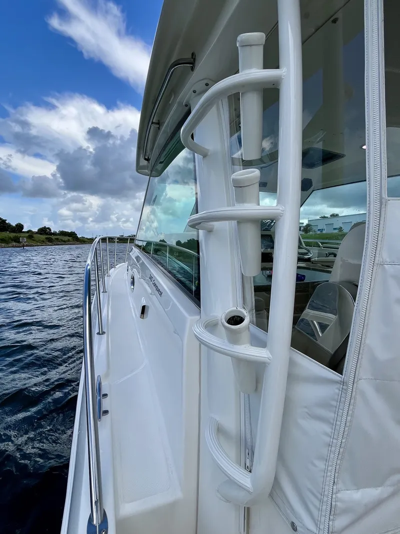 Slide: The Image of Boston Whaler 345 CONQUEST 2019 - 34
