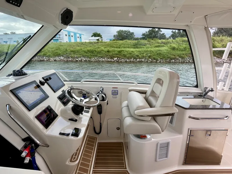 Slide: The Image of Boston Whaler 345 CONQUEST 2019 - 13