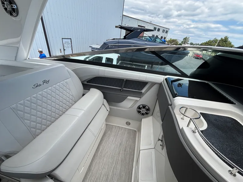 Slide: The Image of Sea Ray 310 SLX 2024 - 6