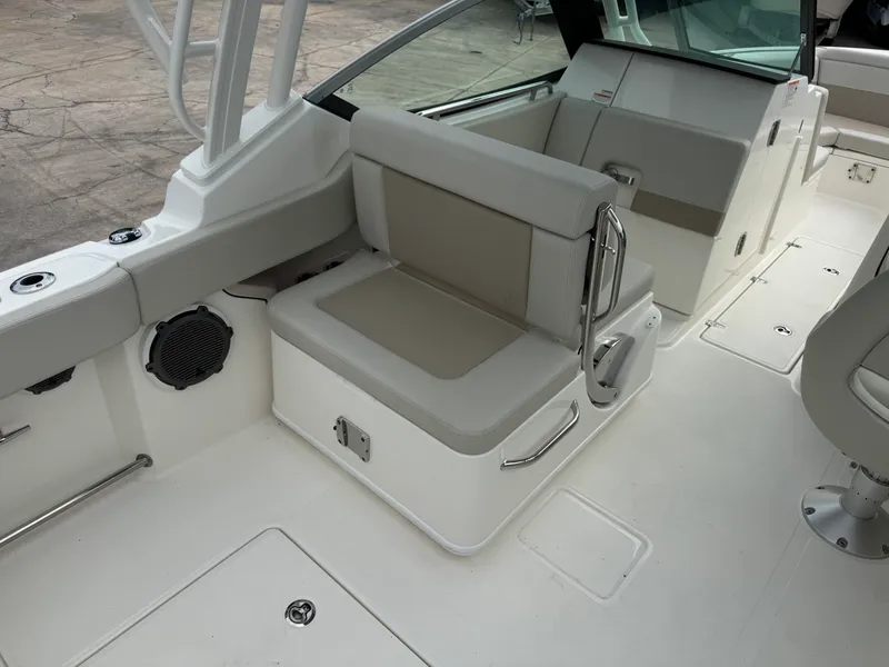 Slide: The Image of Boston Whaler 240 Vantage 2027 - 9