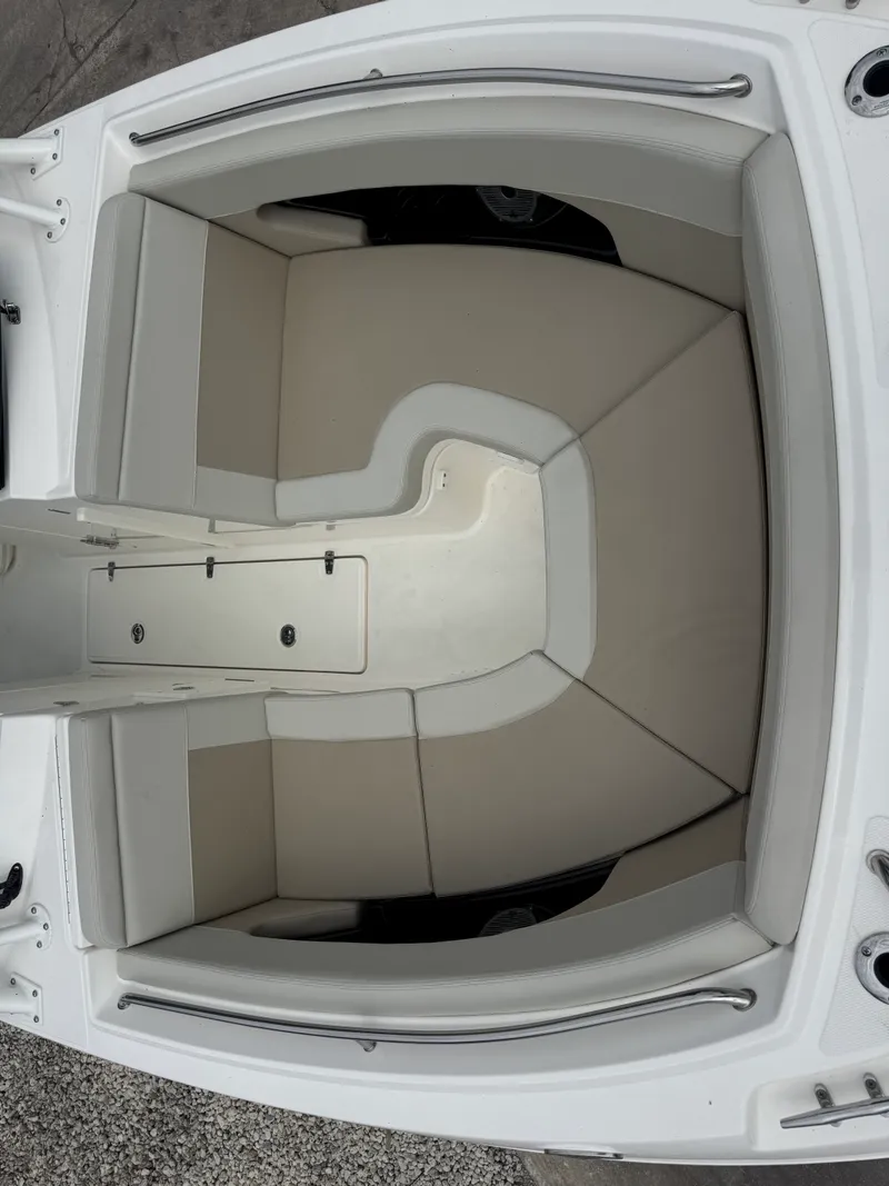 Slide: The Image of Boston Whaler 240 Vantage 2027 - 18