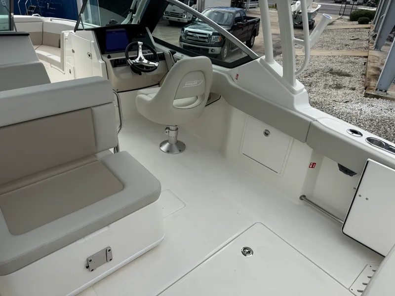 Slide: The Image of Boston Whaler 240 Vantage 2027 - 11