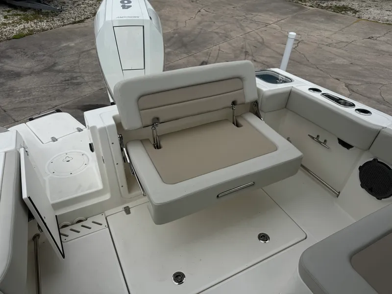 Slide: The Image of Boston Whaler 240 Vantage 2027 - 7