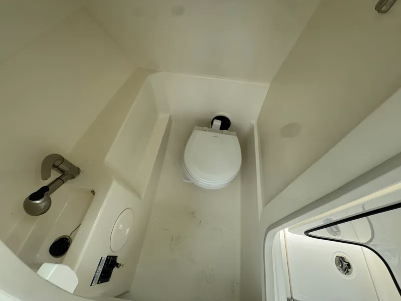 Slide: The Image of Boston Whaler 240 Vantage 2027 - 14