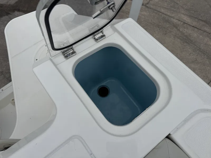 Slide: The Image of Boston Whaler 240 Vantage 2027 - 8