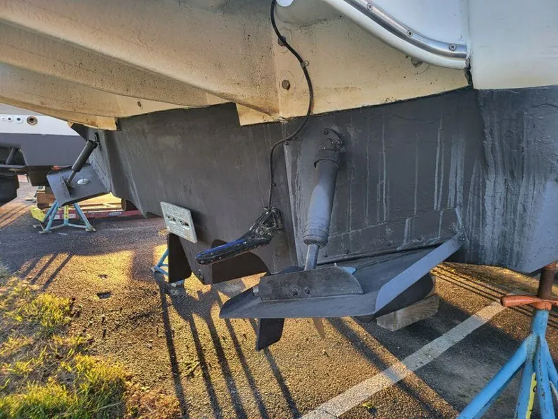 Slide: The Image of 2005 Sea Ray 320 Sundancer boat stern and propeller on dry dock. - 29