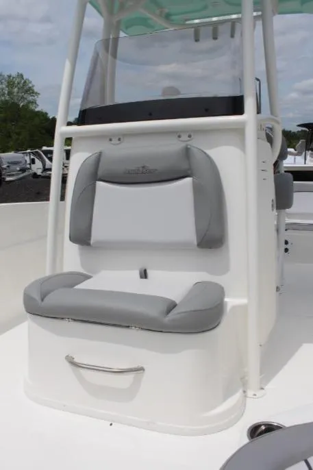 Slide: The Image of 2023 NauticStar 231 Hybrid boat with cushioned seating and center console. - 13