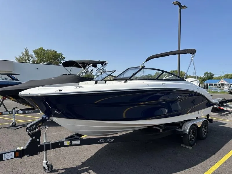 The Image of Sea Ray 210SPX 2026 - 0
