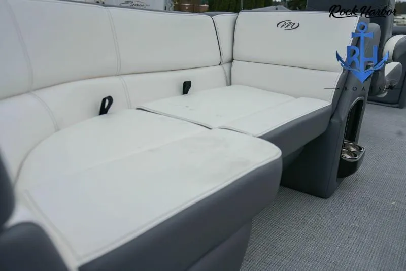 Slide: The Image of 2022 Manitou RF 23 Aurora LE VP II boat interior seating. - 10