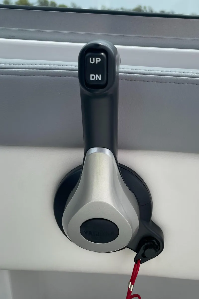 Slide: The Image of Throttle control lever of a 2024 Chaparral 21 SSi OB boat. - 23