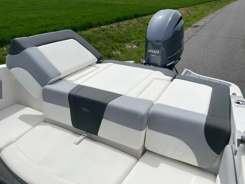 Slide: The Image of 2024 Chaparral 21 SSi OB boat with Yamaha 200 outboard motor. - 32