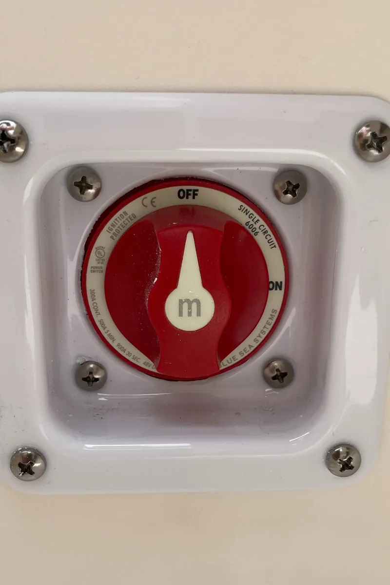 Slide: The Image of Battery switch on a 2024 Chaparral 21 SSi OB boat. - 36
