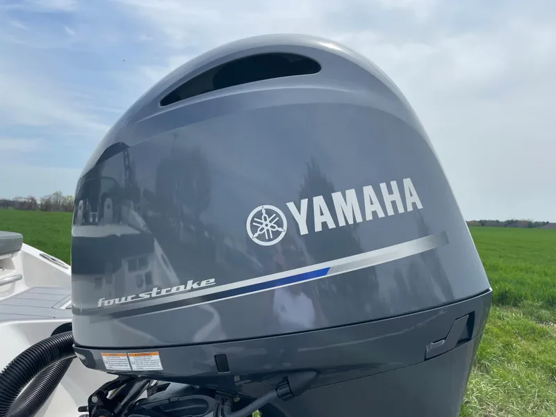 Slide: The Image of 2024 Chaparral 21 SSi OB with Yamaha four-stroke outboard motor. - 47