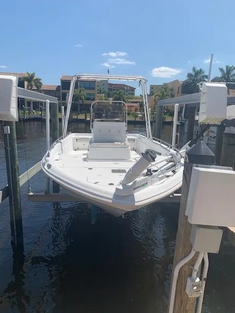 The Image of 2000 Polar Dynasty 2100 boat on a lift in a marina. - 1