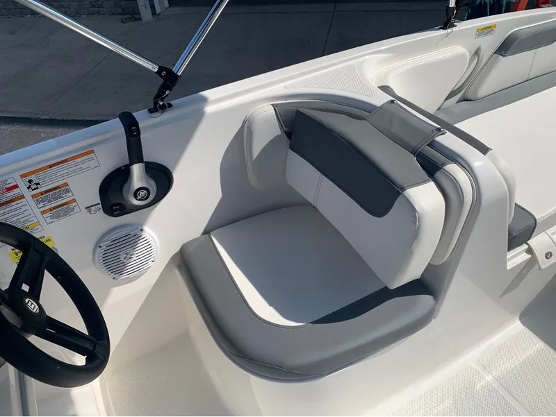 Slide: The Image of Bayliner E 18 2023 - 13
