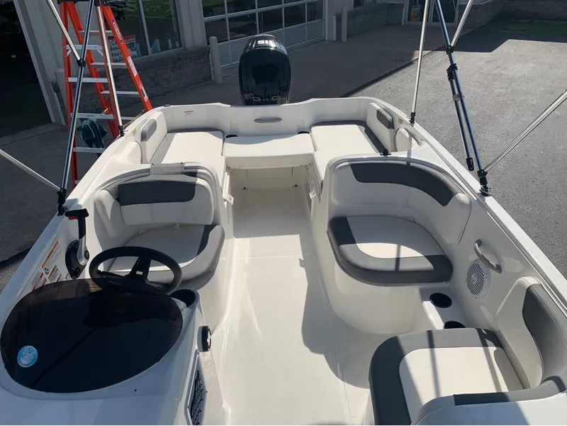 Slide: The Image of Bayliner E 18 2023 - 18