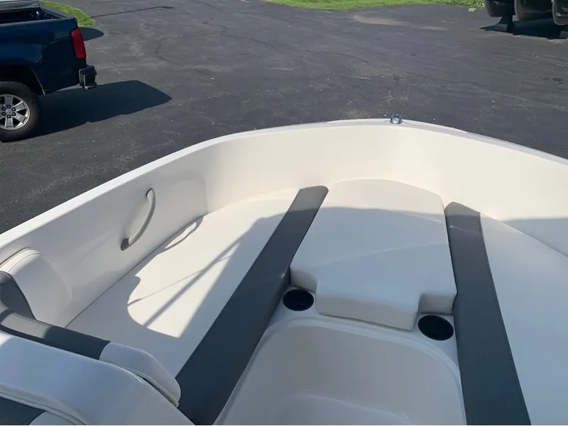Slide: The Image of Bayliner E 18 2023 - 10