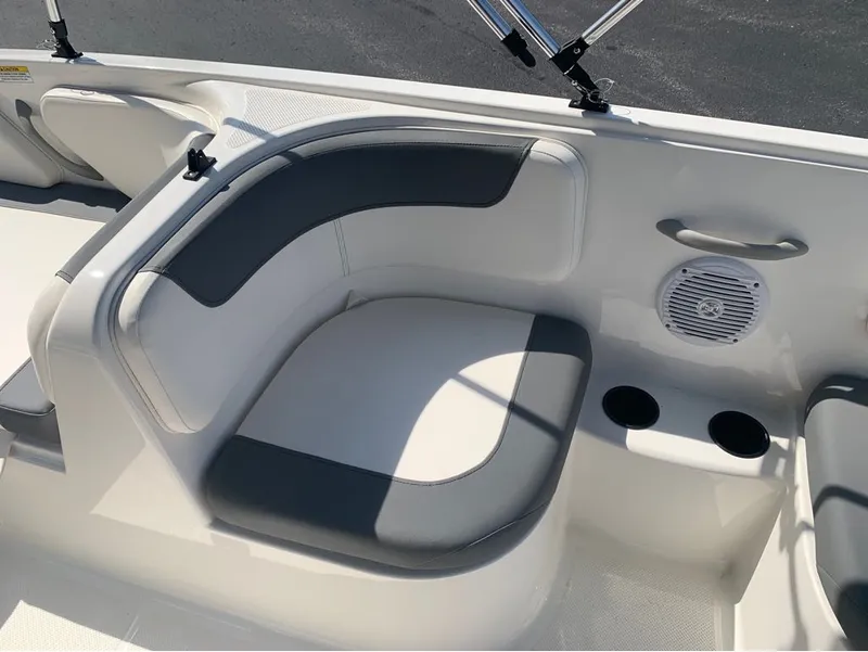 Slide: The Image of Bayliner E 18 2023 - 12