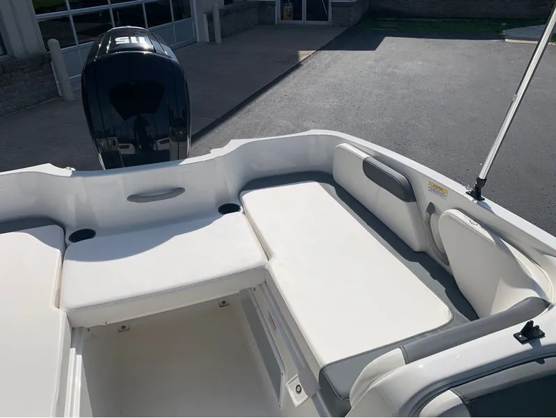Slide: The Image of Bayliner E 18 2023 - 17