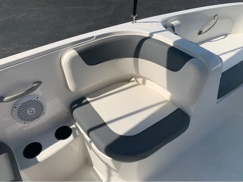 Slide: The Image of Bayliner E 18 2023 - 11