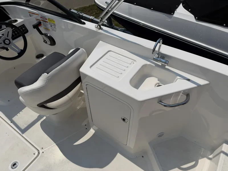 Slide: The Image of Bayliner DX 2250 2023 - 6