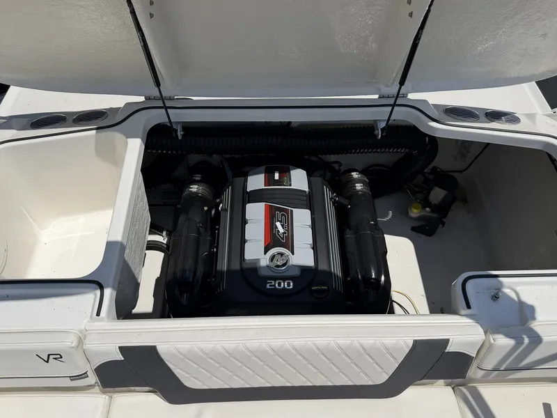 Slide: The Image of Bayliner VR4 2023 - 9