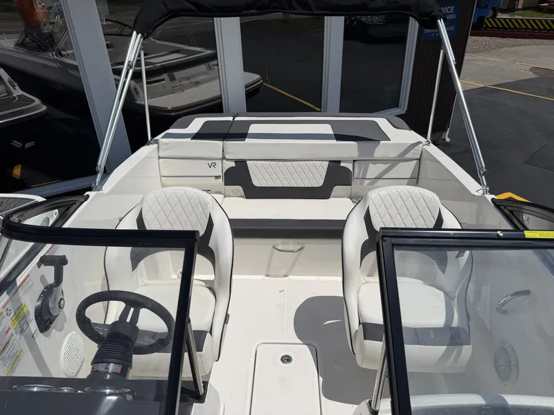 Slide: The Image of Bayliner VR4 2023 - 8