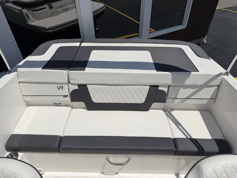 Slide: The Image of Bayliner VR4 2023 - 4
