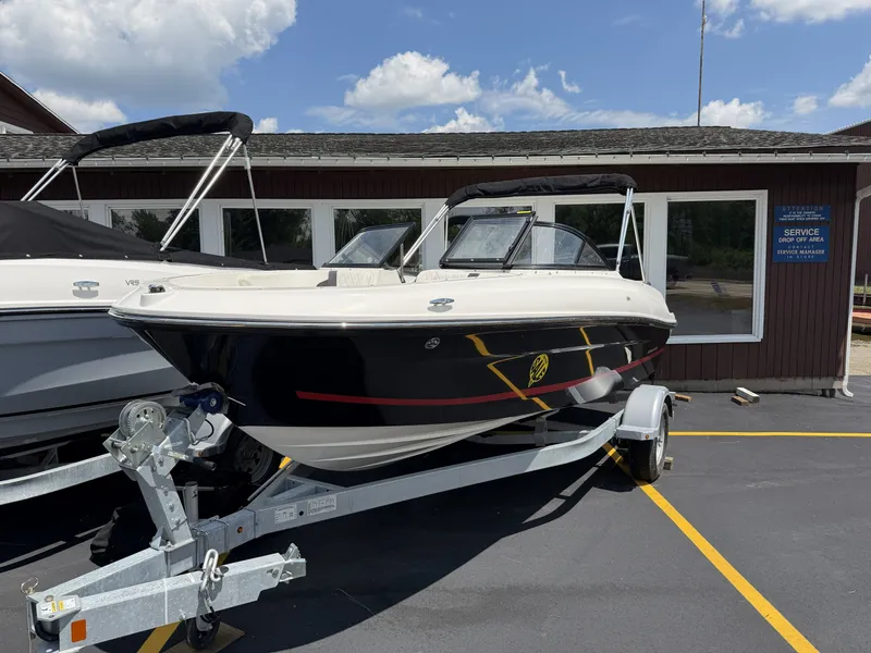 Slide: The Image of Bayliner VR4 2023 - 2