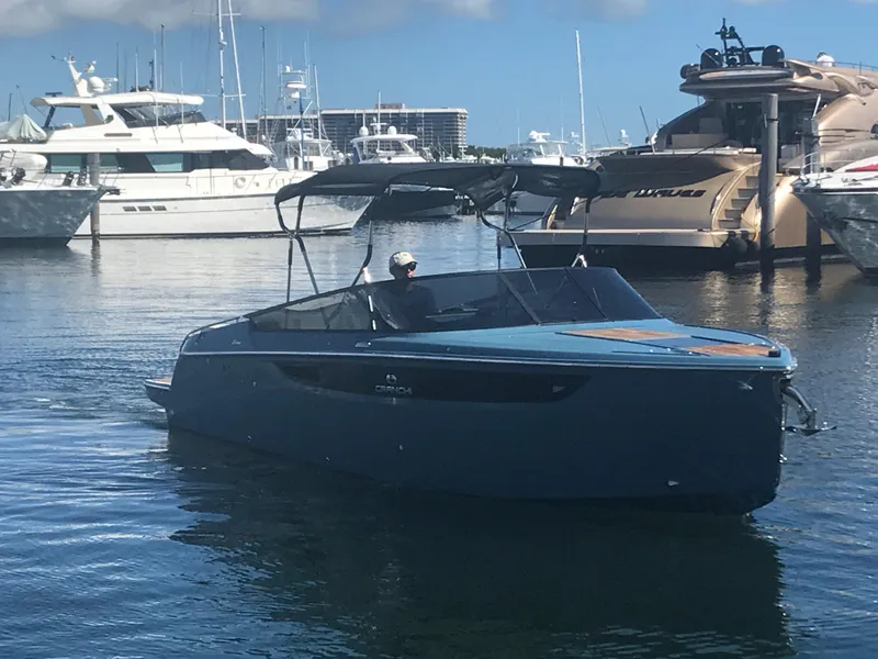 Slide: The Image of Cranchi E26 2020 - 10