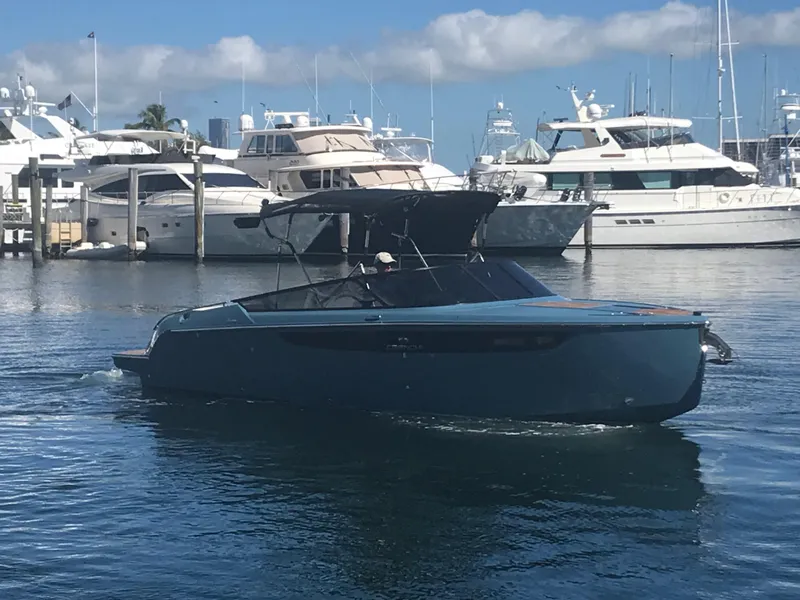 Slide: The Image of Cranchi E26 2020 - 11