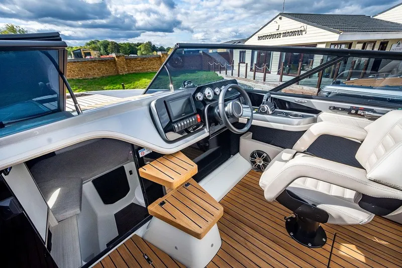 Slide: The Image of Cranchi E26 2020 - 3