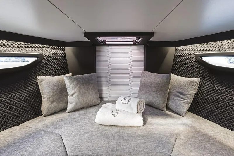 Slide: The Image of Cranchi E26 2020 - 4