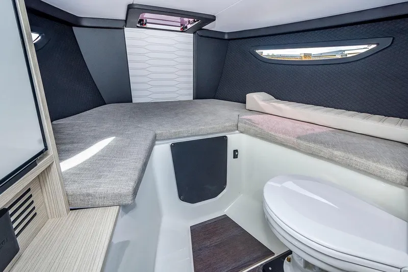 Slide: The Image of Cranchi E26 2020 - 5