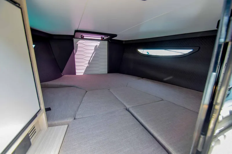 Slide: The Image of Cranchi E26 2020 - 6