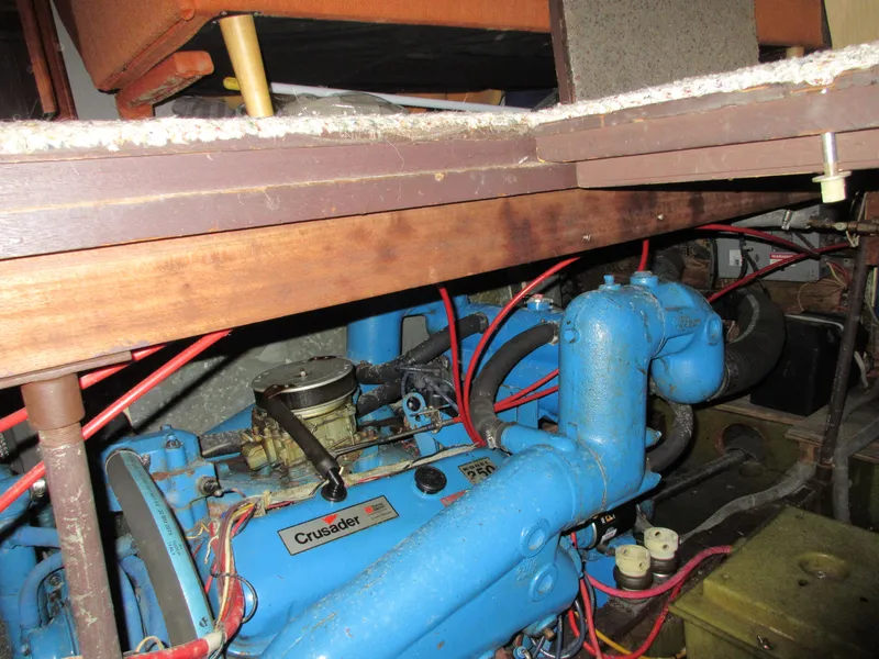 Slide: The Image of 1978 Pacemaker 40 Sport Fish engine compartment with Crusader engine. - 44