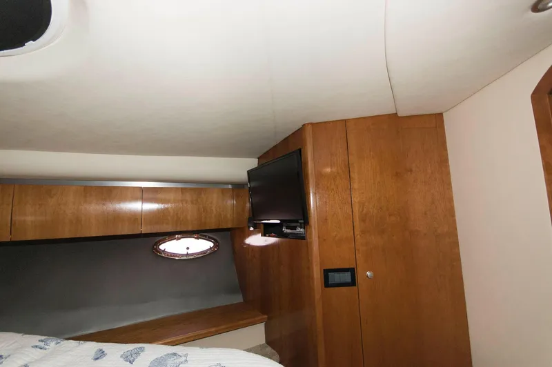 Slide: The Image of Interior of 2005 Cruisers Yachts 520 Express. - 32