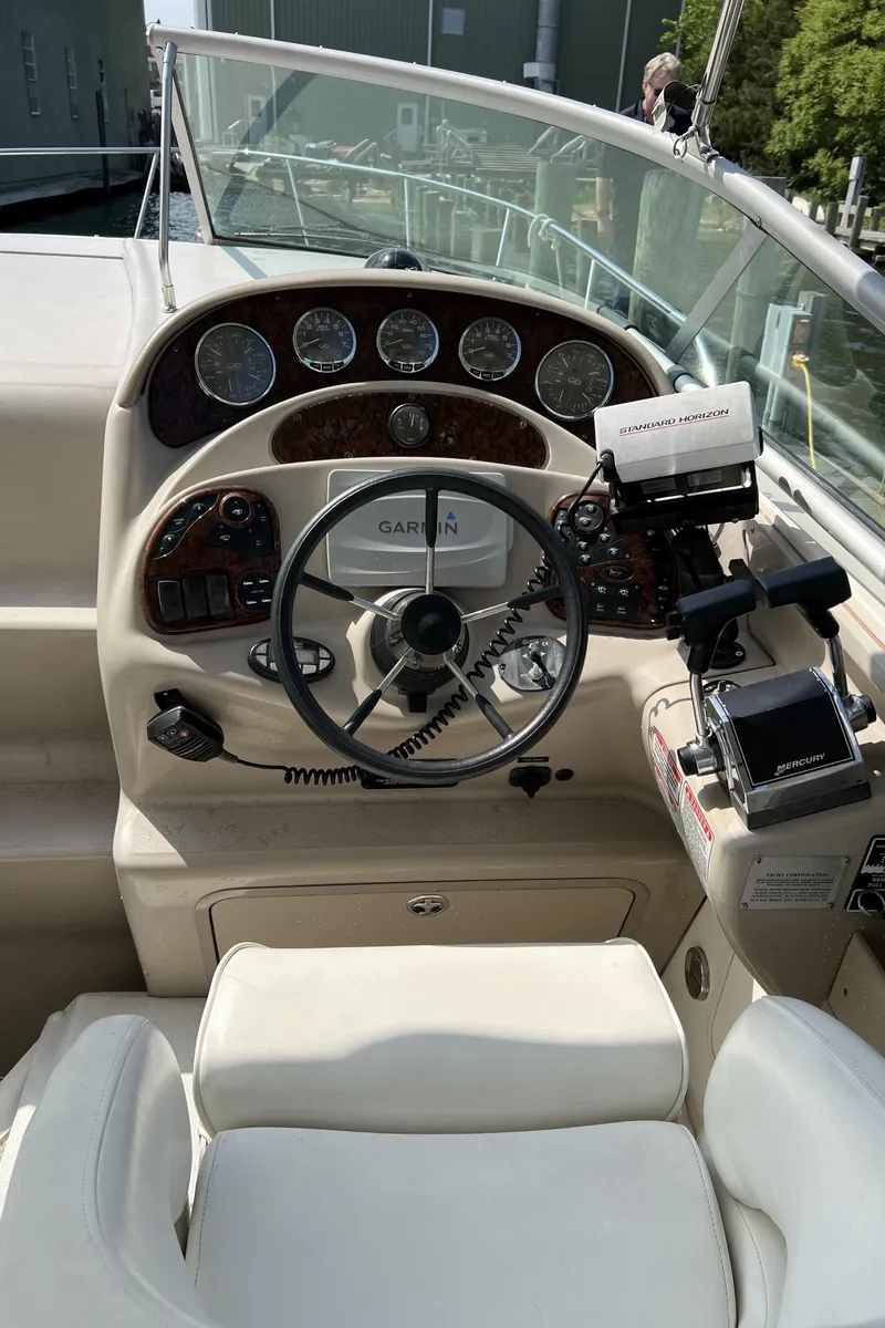 Slide: The Image of Sea Ray 28 Sundancer Helm - 7