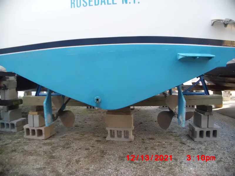 Slide: The Image of 1980 Bertram 28 Flybridge Cruiser on blocks, Rosedale N.Y., December 2021. - 33