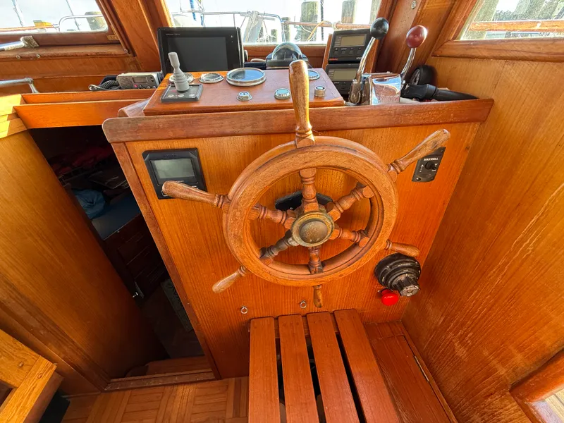 Slide: The Image of Marine Trader DOUBLE CABIN 1981 - 22