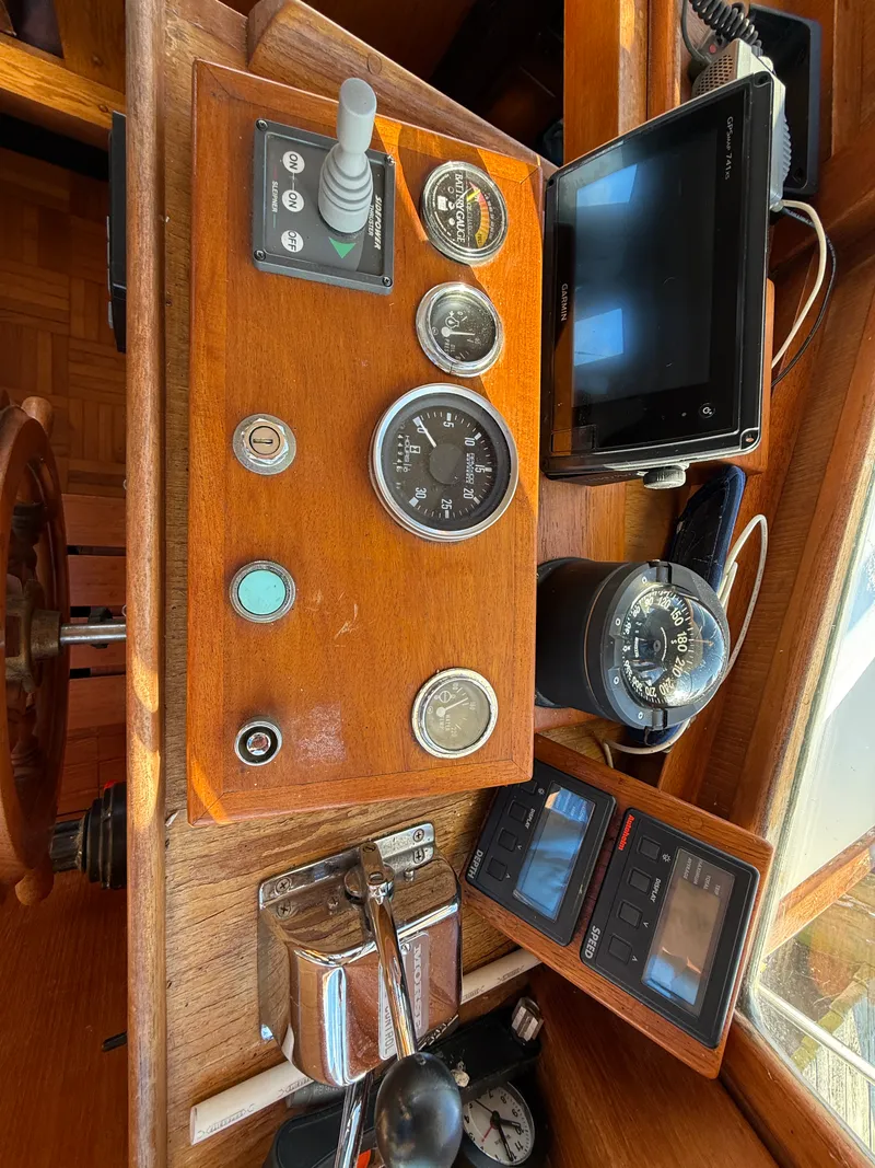 Slide: The Image of Marine Trader DOUBLE CABIN 1981 - 23