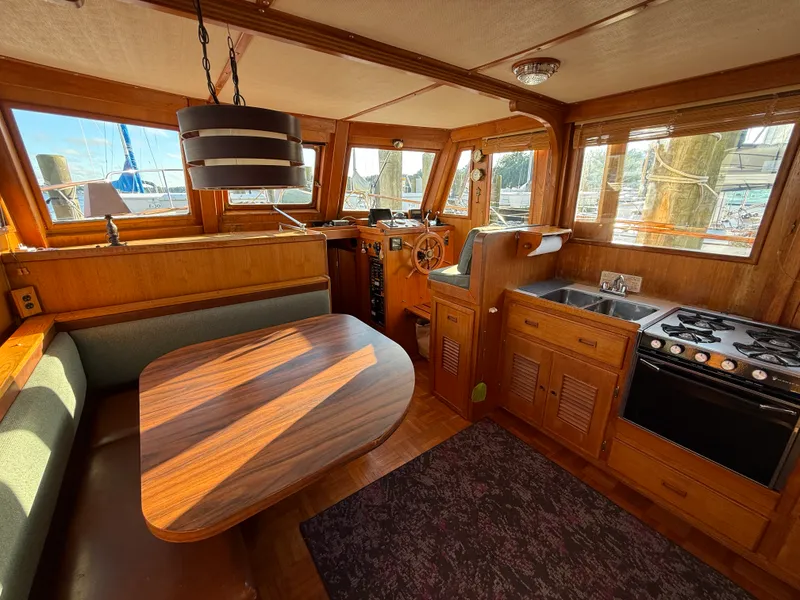 Slide: The Image of Marine Trader DOUBLE CABIN 1981 - 15