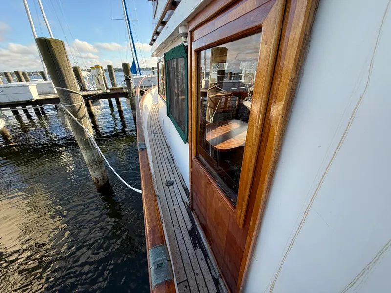 Slide: The Image of Marine Trader DOUBLE CABIN 1981 - 10